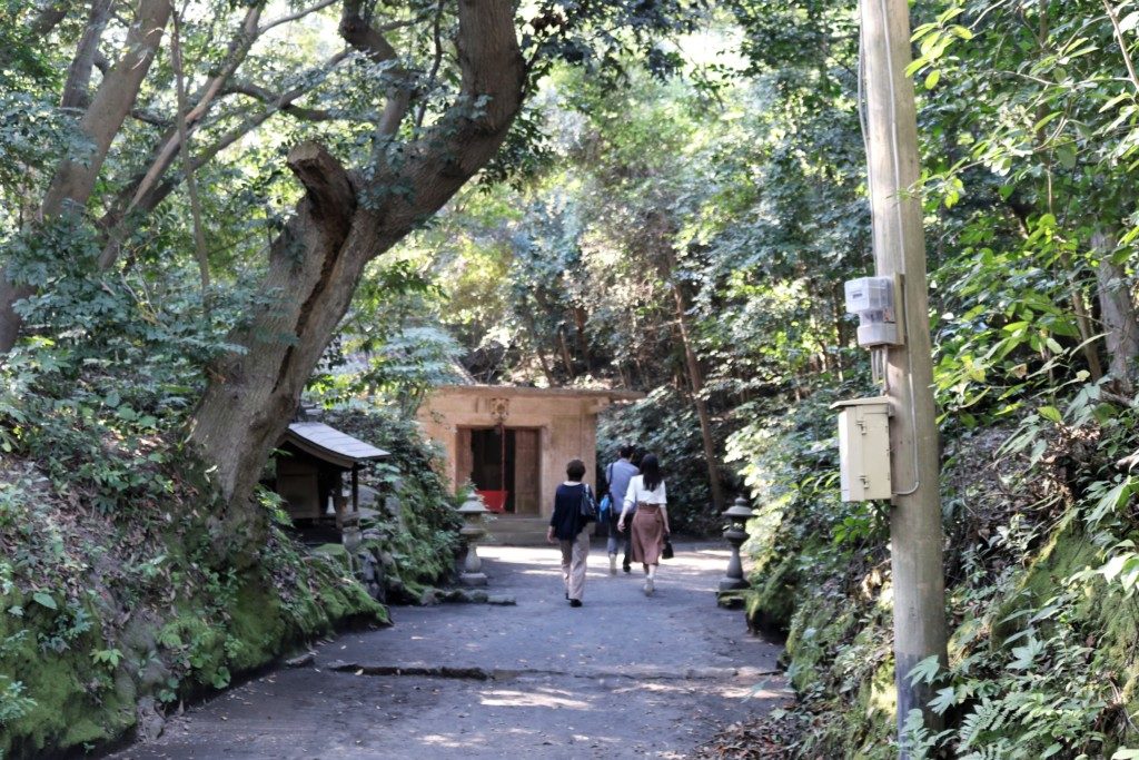 黒髪埋没鳥居