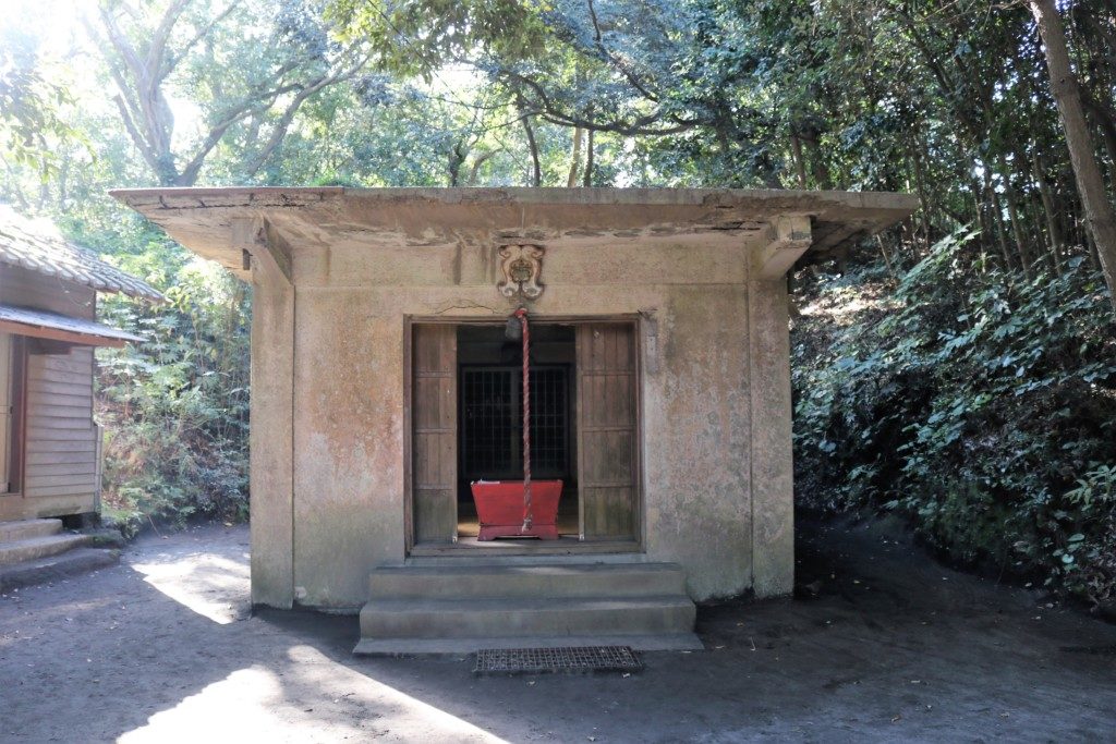 黒髪埋没鳥居