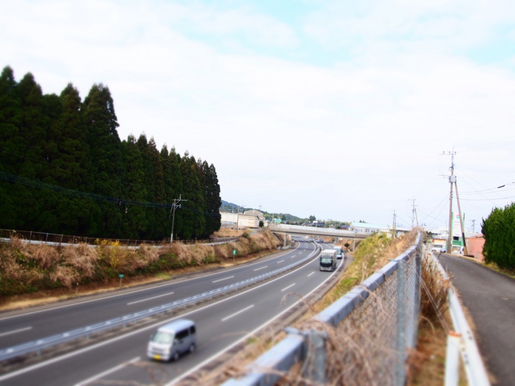 路地裏カフェ　高速道路