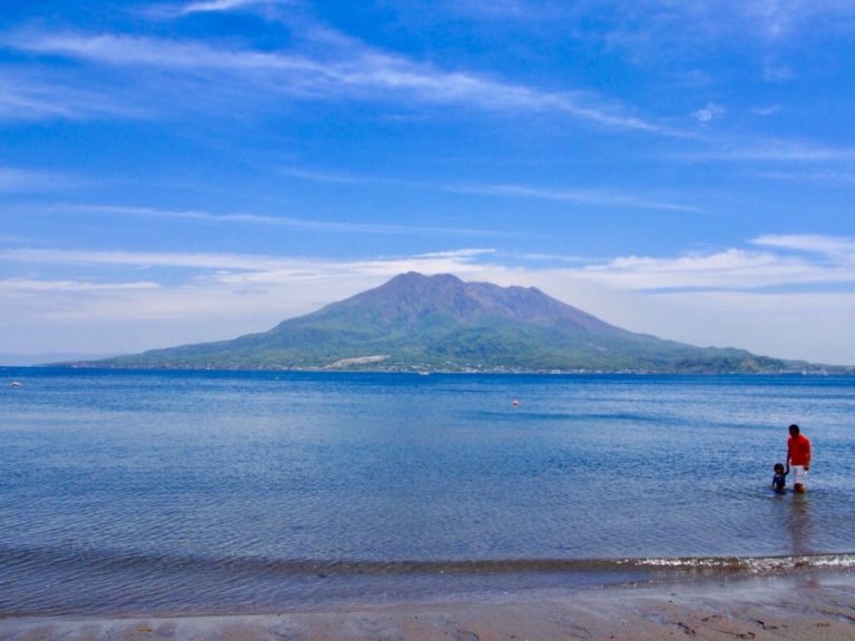 磯海水浴場～桜島を眺めながら泳げるビーチ～ 地元人おすすめ！鹿児島観光ガイド
