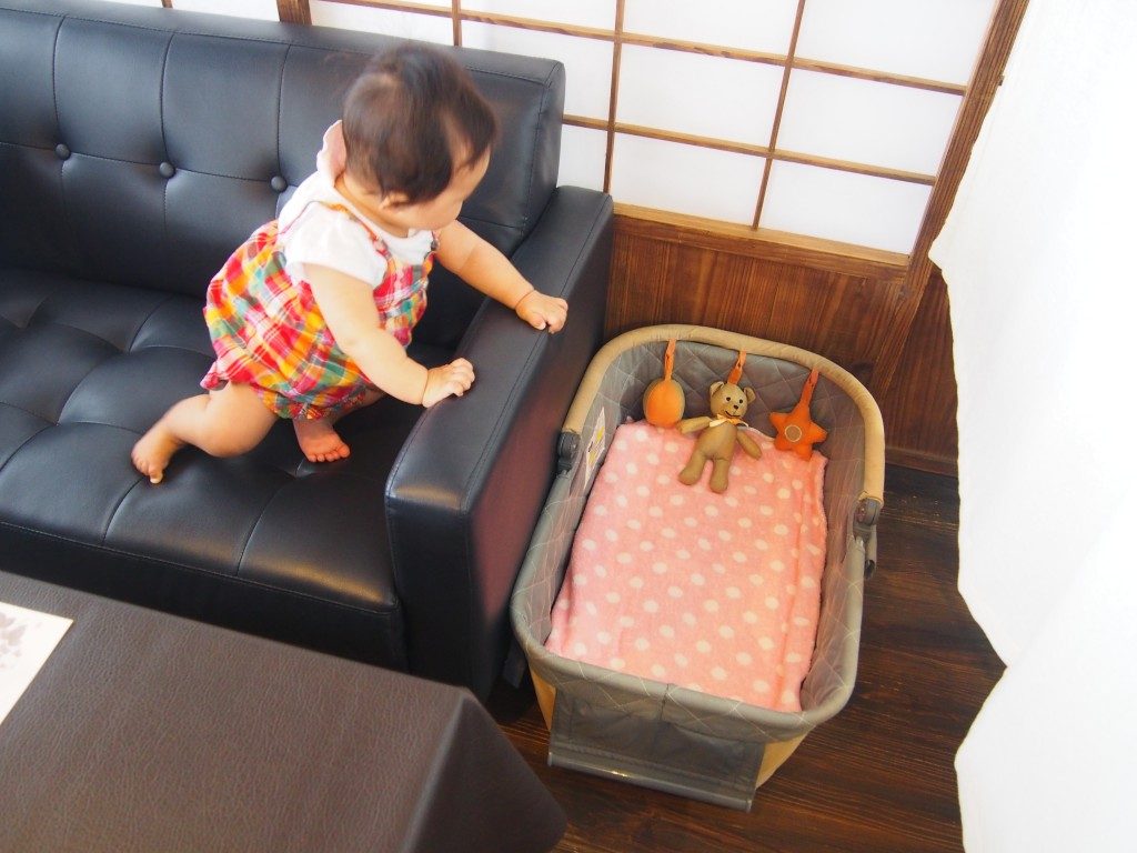 赤ちゃんとベビーベッド
