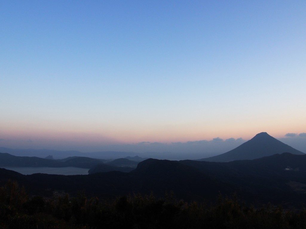 池田湖と開聞岳の夕暮れ