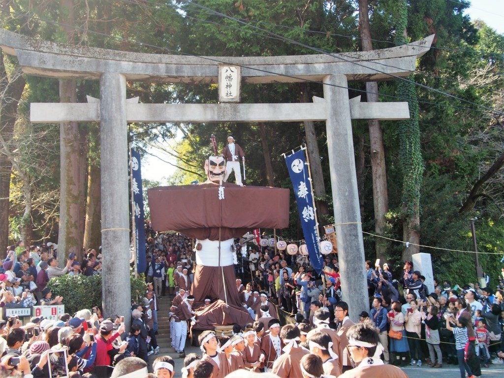 yagoro-don under shrine gate