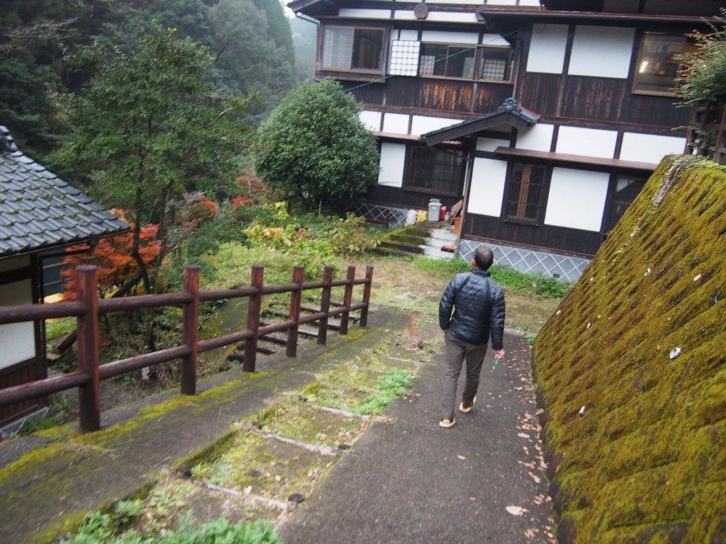 離れの宿への階段