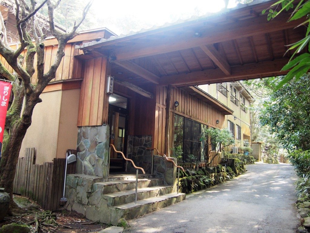 霧島湯之谷山荘の入口