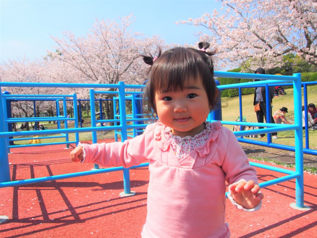 鹿児島県立吉野公園で遊ぶ女の子