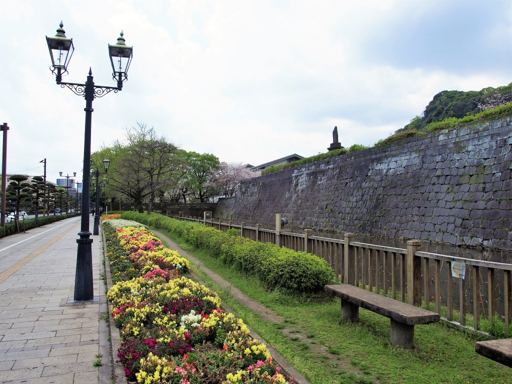 鶴丸城前の花壇
