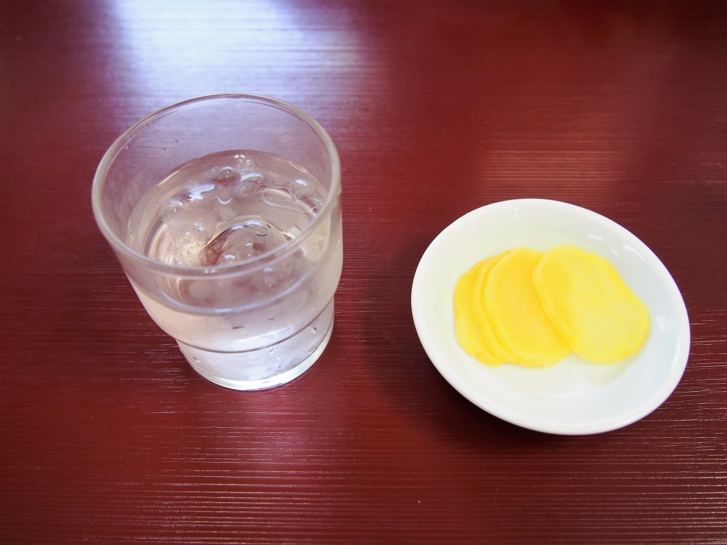 マルチョンラーメンのお冷とお漬物