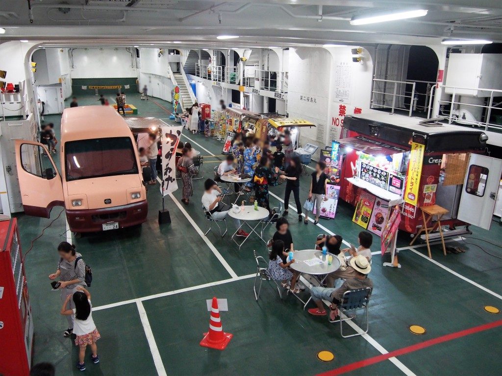 桜島納涼観光船の移動販売車コーナー