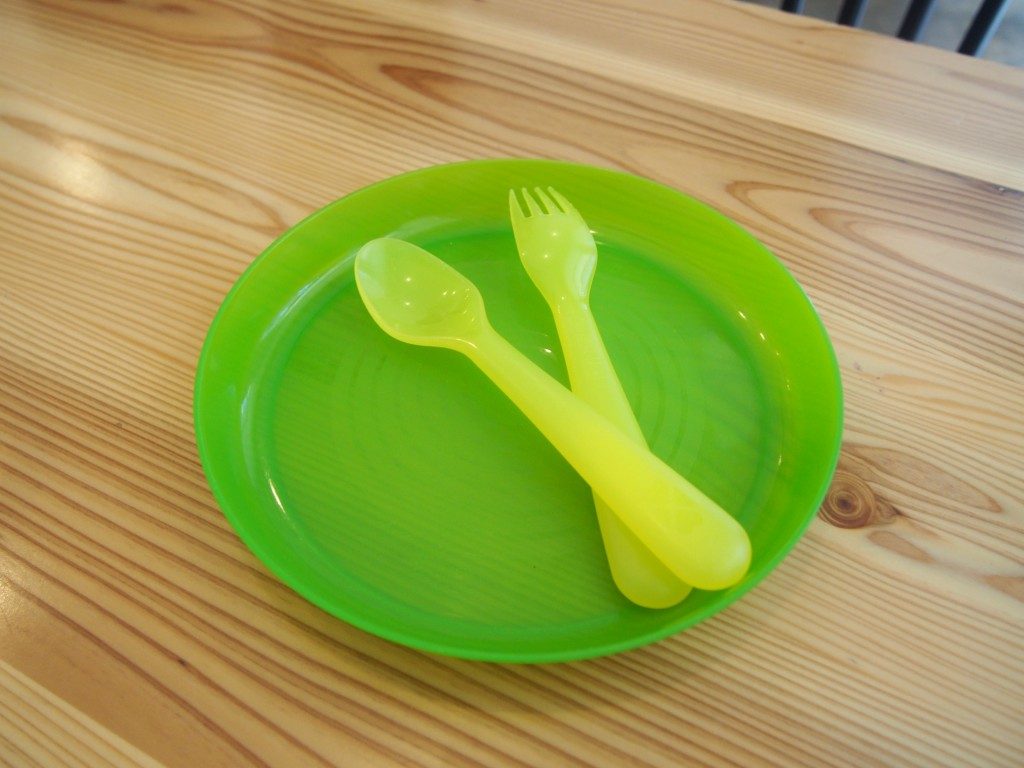 子ども用のお皿とフォーク