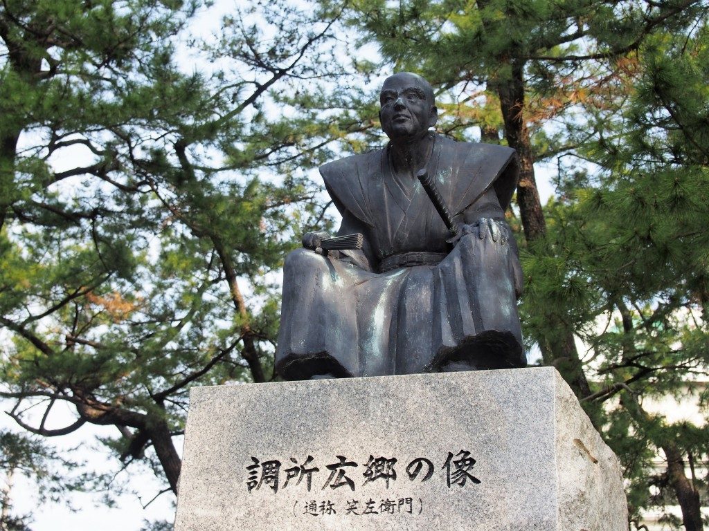 調所広郷の像