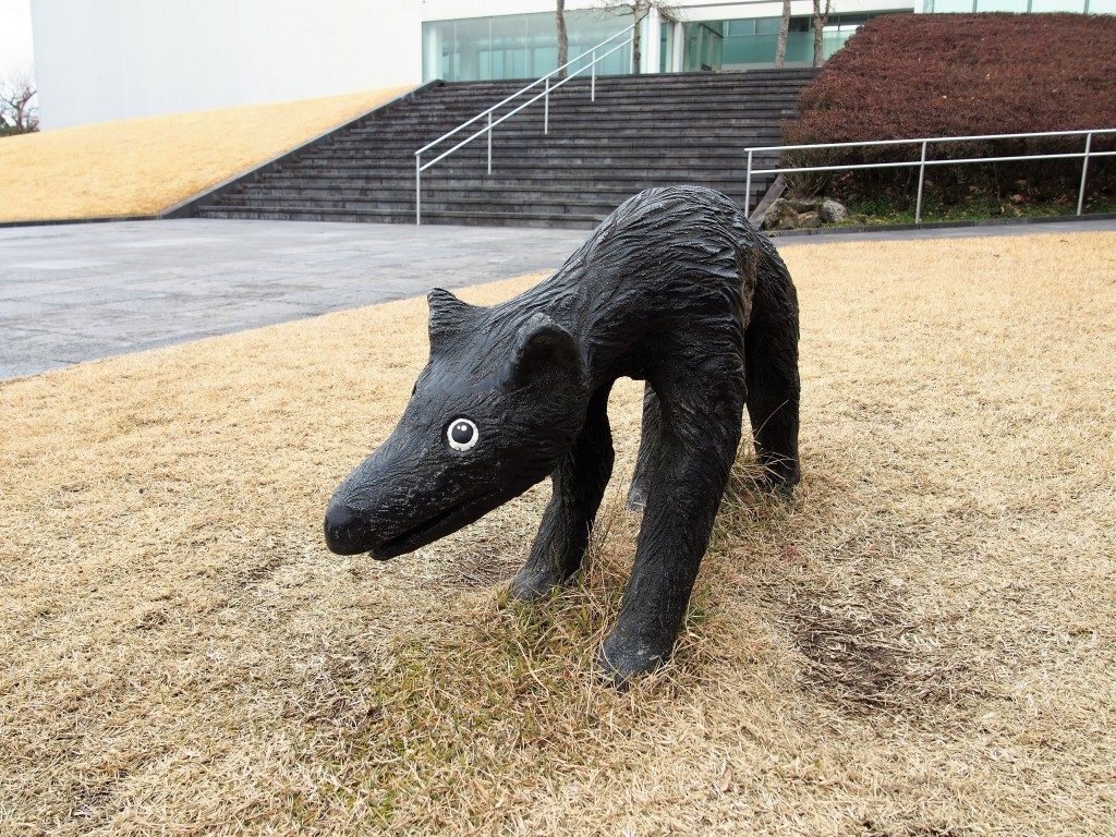 犬と散歩（藤 浩志）