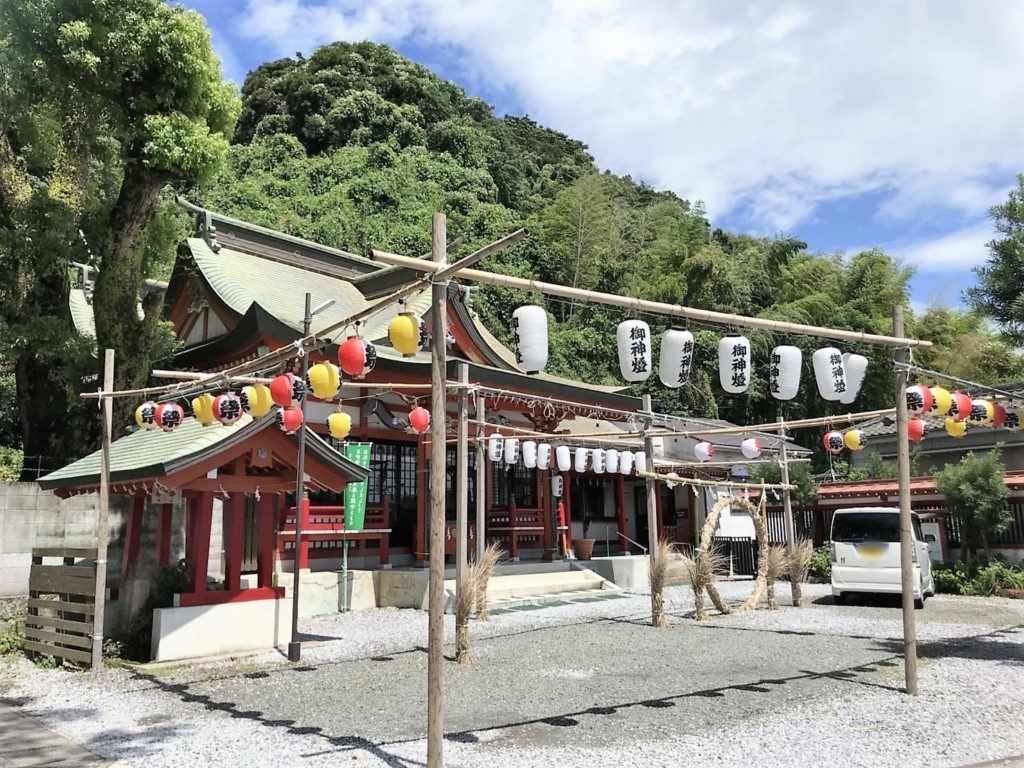 建部神社の境内