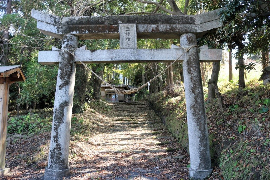 三柱神社