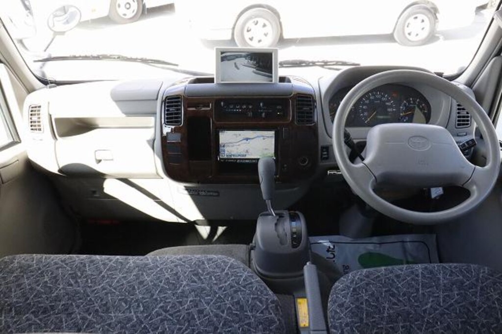 キャンピングカーの運転席