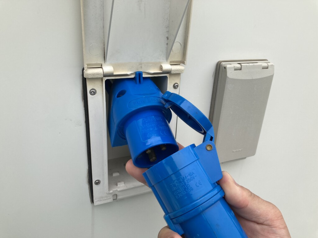キャンピングカーの外部電源