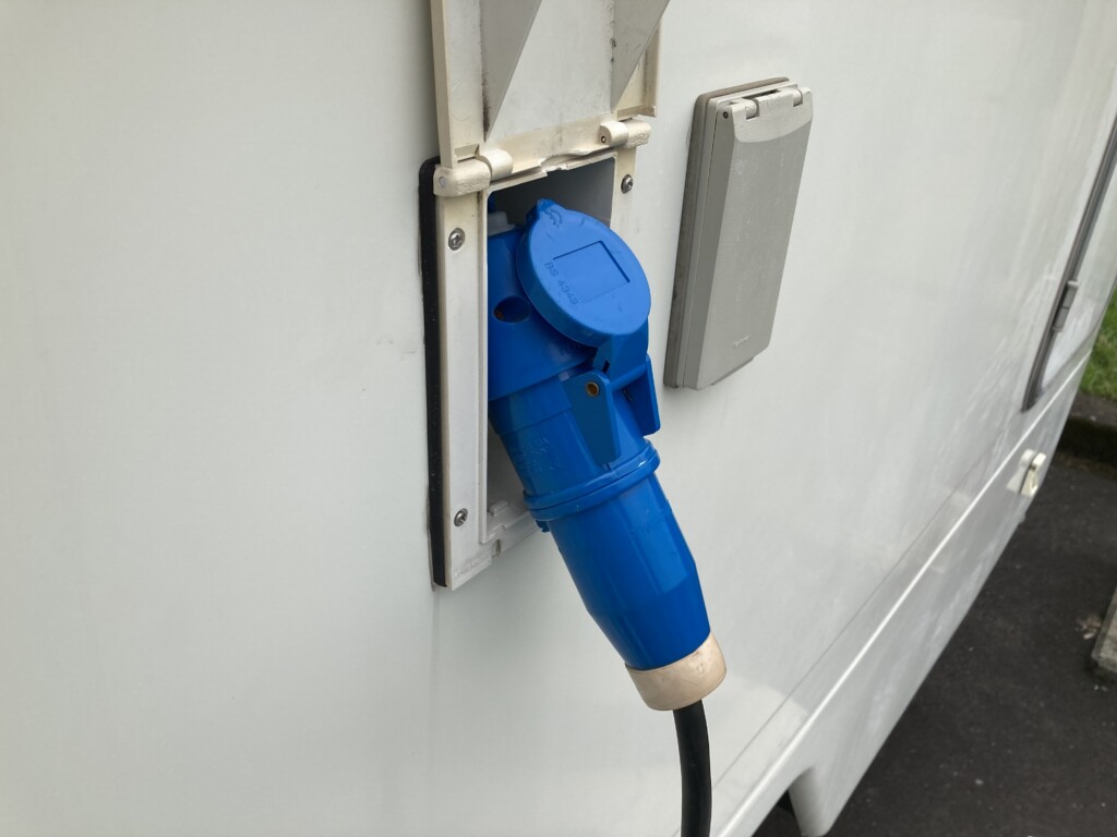 キャンピングカーの外部電源