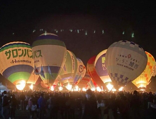 🚐🚐🚐

レンタルキャンピングカーSmilyRingです！

佐賀インターナショナルバルーンフェスタが始まりましたね！

今年は10/31〜11/6（月）の開催だそうです👍

私は去年行ってみましたが、
気球が飛び立つ迫力は忘れられない！！🤩

バルーンの夜間係留
【ラ・モンゴルフィエ・ノクチューン】は
一見の価値ありすぎるくらい感動しました🥹✨

大人子どもも朝から晩まで楽しめるバルーンフェスタに、ぜひ出かけてみてください！

キャンピングカーは今のところ空いております🙆‍♀️

#鹿児島市 #レンタルキャンピングカー #レンタルキャンピングカー鹿児島 #鹿児島 #姶良市 #霧島市 #日置市 #南九州市 #指宿市 #家族時間を応援します #子育てママ #鹿児島ママ