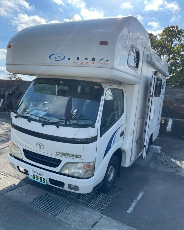 🚐

先日の日曜日は、
お客様に車輌の見学をしていただきました😊

小さな女の子2人を連れられて、
ご家族でのご見学でした。

キャンピングカーの広さと高さに、
みなさん驚かれていましたよ😊

女の子たちはすぐに車内を探検して、
お気に入りのベッドを決めていました🥰ｶﾜｲｲ💖

ベッドから降りられない子が、
「ママ、抱っこして」と降ろしてほしそうに
言っていたので、
降り方のコツを教えてあげたら、
上手に降りることができました✨👏

降りれない不安そうな表情から
達成感に満ち溢れた表情に一転❣️

キャンピングカー旅は、
子どもたちの心身の成長を促す旅に
ピッタリなんですよ☝️😊

今回のお客様は、
ご見学直後にご予約の流れとなりました💖

旅は4月。
その頃には、
2人とも一層成長されているでしょうね🥰
お会いするのを楽しみにしております❣️

ララ

#鹿児島 #鹿児島市 #レンタルキャンピングカー #レンタルキャンピングカー鹿児島 #鹿児島観光 #鹿児島子育て #鹿児島子育てママ #子連れ旅行 #旅育 #指宿 #霧島 #姶良市 #鹿児島県 #日置市 #南九州市