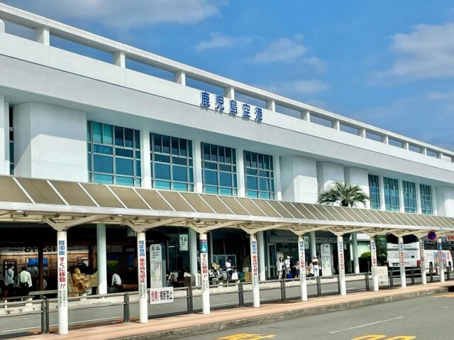🚐✈️✨

GW後半は、
栃木県からお越しのご家族が
レンタルしてくださいました！

到着ロビーを出た直後から
「鹿児島は暑いね！」と
お子さまたちは足取り軽やか🎶
キャンピングカーに乗り込むと、
寝る場所を決めたり座る場所を悩んだりと、
とても楽しそうでしたよ🥰

今回は、
志布志と指宿を楽しむご予定のようです。

細かいプランは立てていらっしゃらないとのことですが、それがまた最高に良い✨ですね👍

A様
Deepな鹿児島旅を
存分にお楽しみください！！

At the second half of GW,
A family from Tochigi prefecture rented a camper!

From the moment they left the arrival lobby of Kagoshima airport, children said,
"It's so hot in Kagoshima!" 🎶.
Once they got into the camper, they seemed to be having a lot of fun deciding where to sleep and where to sit 🥰.

This time, the guests were planning to enjoy a trip to Shibushi and Ibusuki.

They don't have any detailed plans yet, but it is also good to have no plan and enjoy carefree trip by camper.✨👍

I hope you will enjoy your trip to Kagoshima!

#Kagoshima #Kagoshima Airport #Kagoshima Tourism 
#鹿児島 #鹿児島空港 #鹿児島観光 #家族旅行